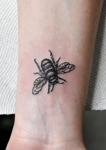hairy-footed-flower-bee-tattoo